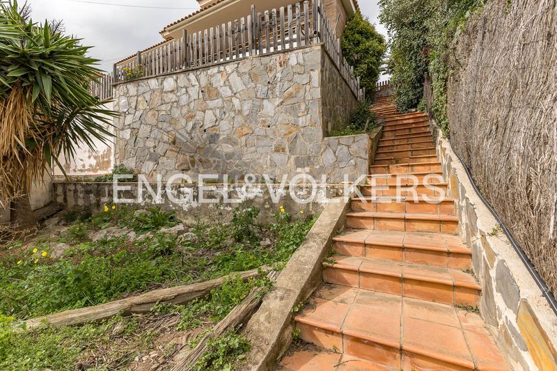 Foto 5b4a04b6-4048-4ad3-bca3-1aed1d539a15. Casa adossada amb calefacció aparcament piscina a Cubelles