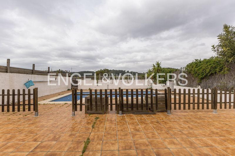Foto 7da127d7-a60c-4b82-a7aa-a9a28ea59b46. Casa adossada amb calefacció aparcament piscina a Cubelles
