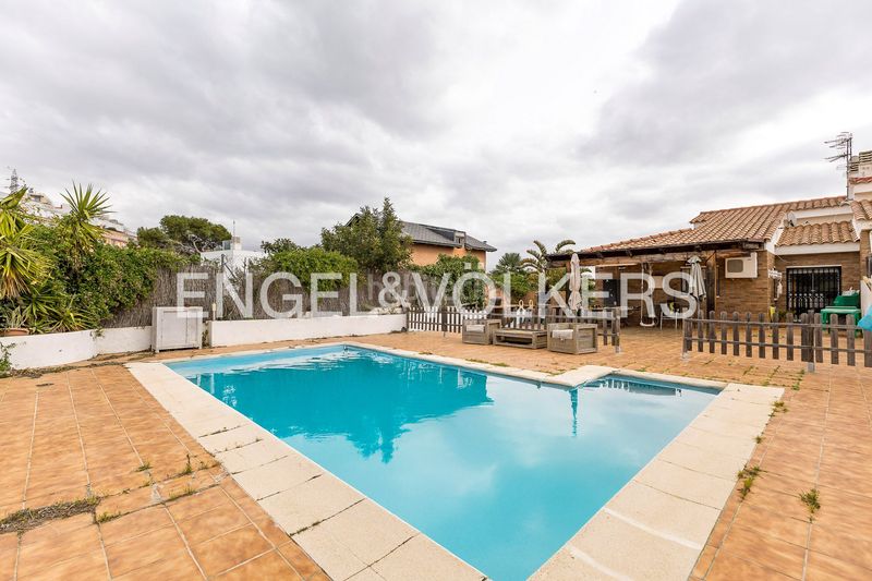 Foto 9693ae6e-5ff7-4325-8665-d9f293007aee. Casa adossada amb calefacció aparcament piscina a Cubelles