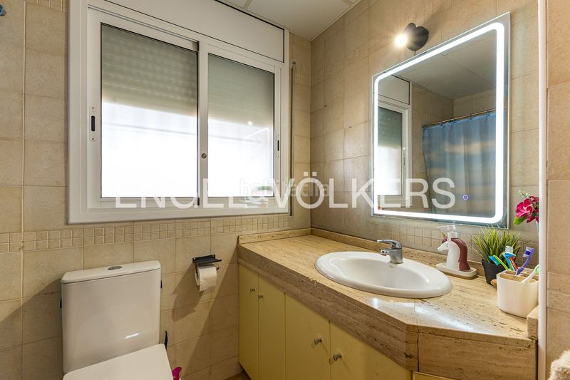 Foto b8aa1155-ac5f-46ee-9cd9-eeb3b715d16e. Casa adossada amb calefacció aparcament piscina a Cubelles