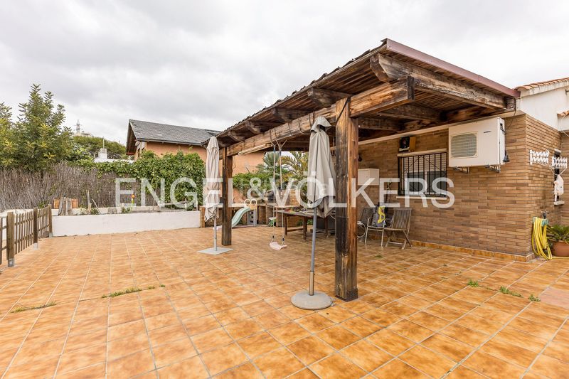 Foto b8f33687-e487-4903-972a-3cabffb950f9. Casa adossada amb calefacció aparcament piscina a Cubelles