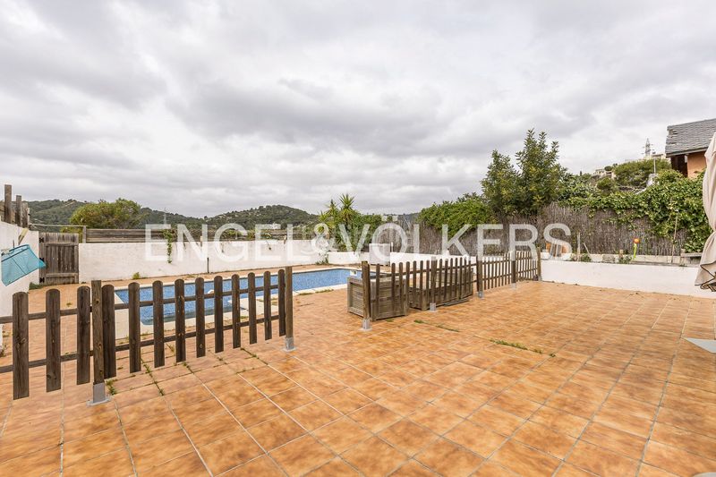 Foto bced8933-9360-4edc-a203-bcdc828155d0. Casa adossada amb calefacció aparcament piscina a Cubelles