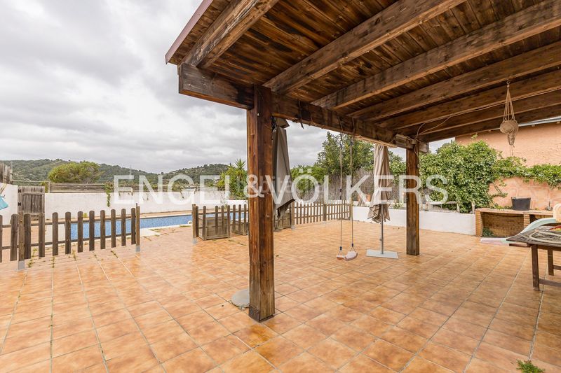 Foto dac3e863-1812-4793-b5b9-45b578c9b4c5. Casa adossada amb calefacció aparcament piscina a Cubelles