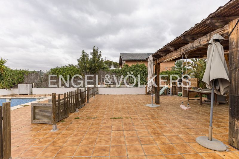 Foto f37b0054-5598-4499-b0c8-9e79094aeb23. Casa adossada amb calefacció aparcament piscina a Cubelles