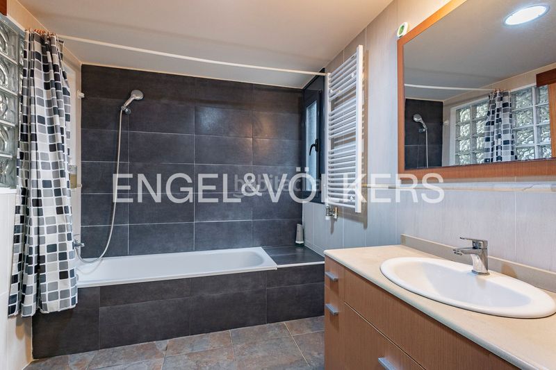 Foto afc1c8d4-0ec2-4afc-a268-d3d9e219c231. Casa amb calefacció aparcament a Torrelles de Llobregat