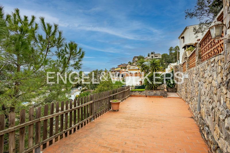 Foto c18eda8f-206c-4969-a96a-c5586842a11c. Casa amb calefacció aparcament a Torrelles de Llobregat