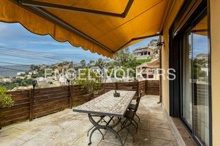 Maison à Torrelles de Llobregat. Casa familiar con vistas panorámicas y apartamento independiente