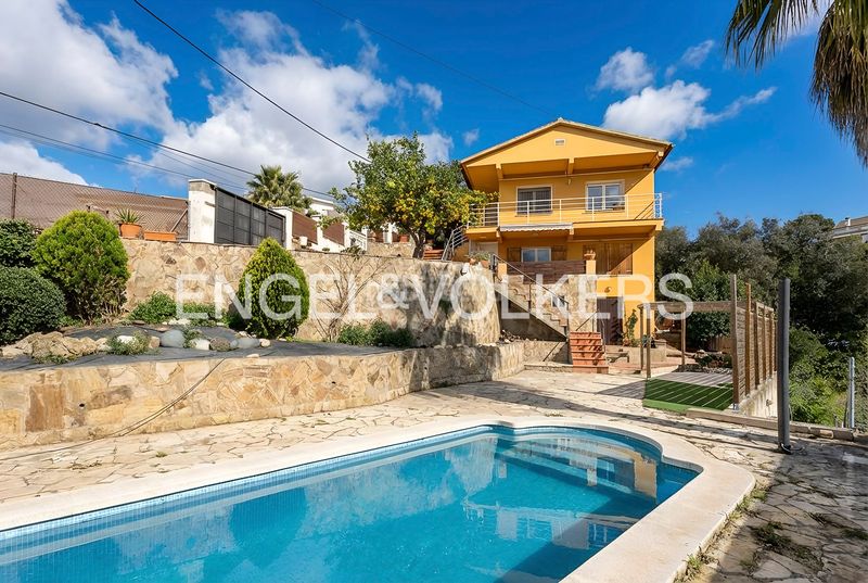 Foto 75e95818-fa8c-4c37-857d-fd6f011bdd7d. Casa amb calefacció aparcament piscina a Cervelló