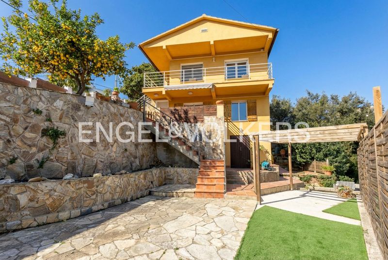 Foto d83bd1b7-e711-42e5-98b1-be593919e653. Casa amb calefacció aparcament piscina a Cervelló