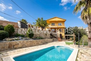 Casa en Cervelló. Inversión patrimonial con renta inmediata en can castany, cervel