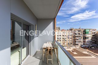 Piso en Sagrada Família. Piso alto y luminoso con balcón grande en eixample