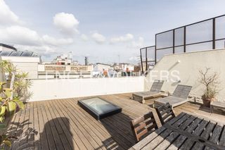 Piso en Raval. Encantador piso con terraza privada y parking opcional junto a l