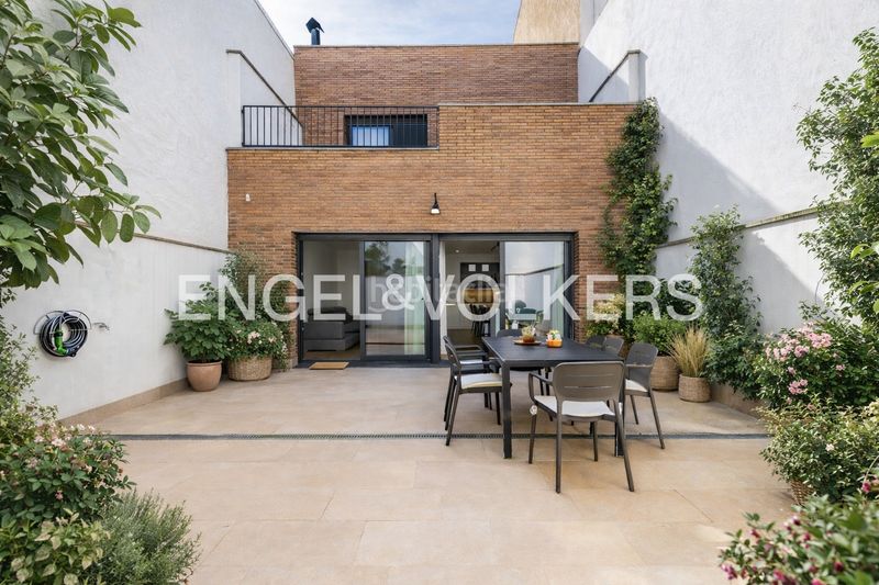 Foto a8dc6f55-8d48-4f76-aa38-e7ec406019e1. Casa amb calefacció aparcament a Ca n'Aurell Terrassa