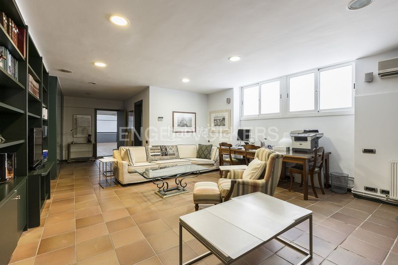 Foto 3a5d0f43-3005-4d63-adf6-baf3d8b51e45. Casa amb calefacció aparcament a Tres Torres Barcelona
