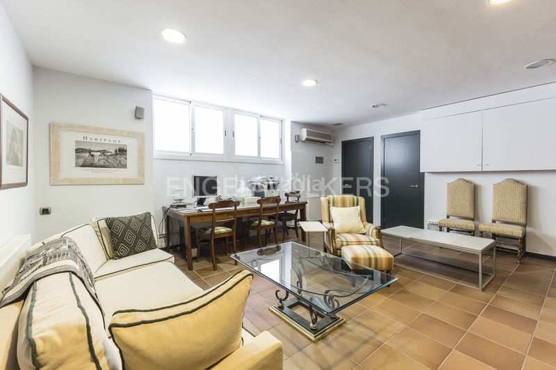 Foto 48b82fc7-9d43-4879-8ce4-0aed4c6da4fd. Casa amb calefacció aparcament a Tres Torres Barcelona