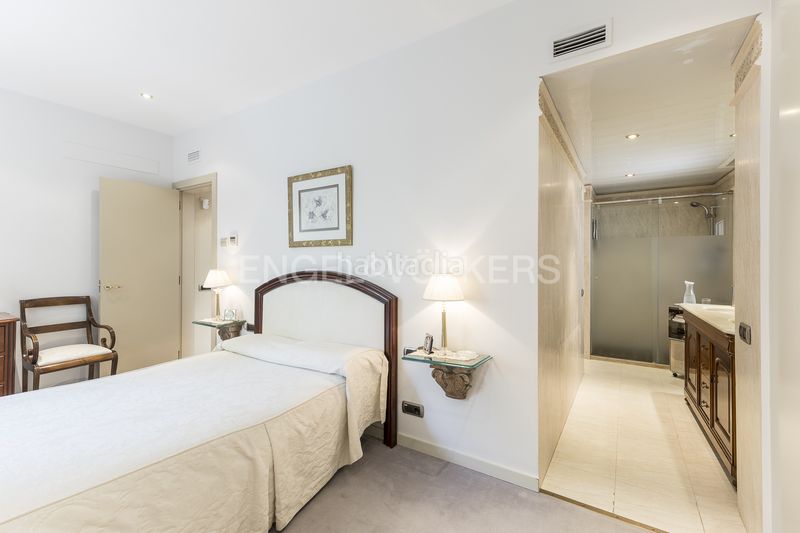 Foto 4ebf10b3-e4bd-44fb-9626-222a6b52bc5e. Casa amb calefacció aparcament a Tres Torres Barcelona