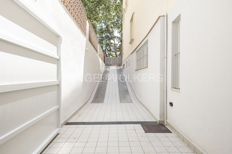 Foto bf8f2e28-231b-4780-b202-29d0326826e0. Casa amb calefacció aparcament a Tres Torres Barcelona