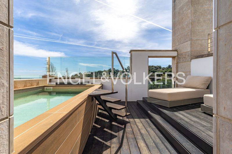 Foto 05a83dd8-47b5-4d6d-9847-3b30641583a1. Casa adossada amb calefacció aparcament piscina a Barcelona