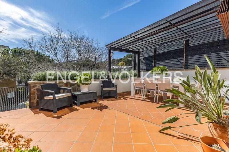 Foto 13d7c267-8735-4b30-8ea4-dd80f93a91ca. Casa adossada amb calefacció aparcament piscina a Barcelona