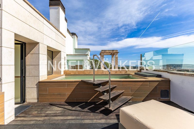 Foto 20cb73b6-7f66-4f34-80f2-a527f75e07b6. Casa adossada amb calefacció aparcament piscina a Barcelona
