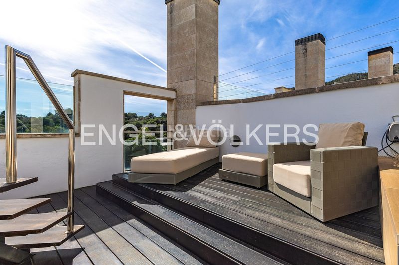 Foto 2c978dee-0a5d-4e1e-ae71-d7bd9b34b34a. Casa adossada amb calefacció aparcament piscina a Barcelona