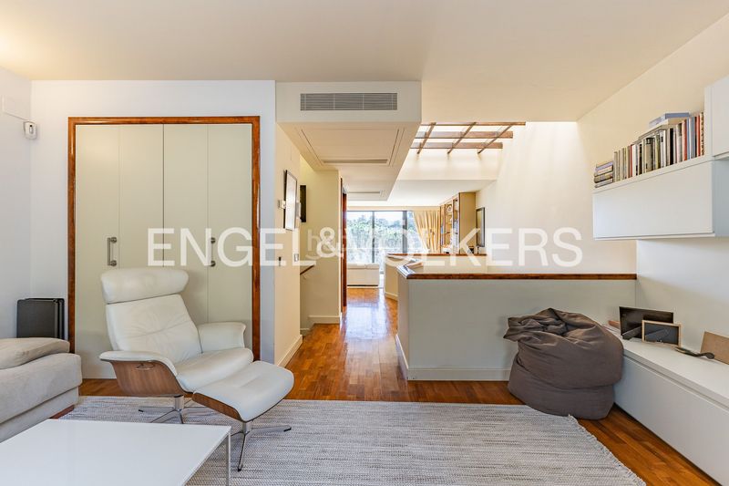 Foto 496b7d28-0a46-4dfa-b226-ab160577d299. Casa adossada amb calefacció aparcament piscina a Barcelona