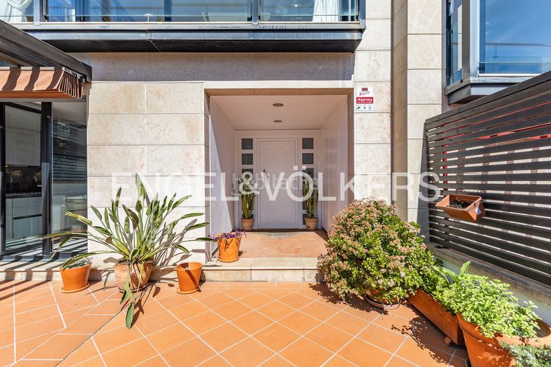 Foto 4fa720b1-2aa1-43ae-a91a-f41e2cd9edf2. Casa adossada amb calefacció aparcament piscina a Barcelona