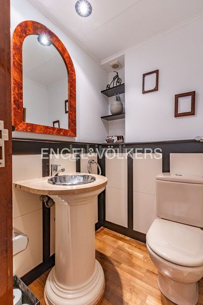 Foto 52bfeb51-5d71-4942-9060-17044deb0ca0. Casa adossada amb calefacció aparcament piscina a Barcelona