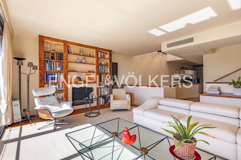 Foto 74f05249-3f11-4d7f-8c12-73609e5d12bb. Casa adossada amb calefacció aparcament piscina a Barcelona