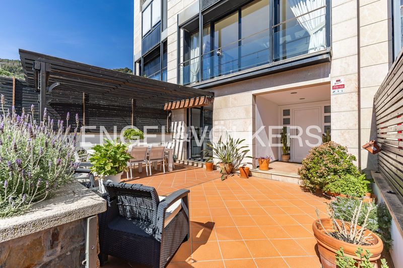 Foto a67d805d-3b8f-426b-b29b-650080c4187a. Casa adossada amb calefacció aparcament piscina a Barcelona