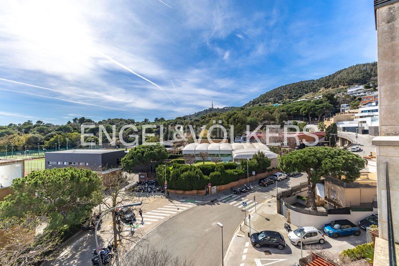 Foto b33ba9c6-d1b3-47bd-be3f-1fc53159050d. Casa adossada amb calefacció aparcament piscina a Barcelona