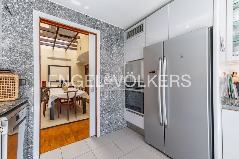 Foto bfe2123c-712a-4061-a236-d80d39952057. Casa adossada amb calefacció aparcament piscina a Barcelona