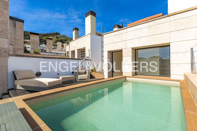 Foto c968fb02-a628-487c-ae69-caee3de20b68. Casa adossada amb calefacció aparcament piscina a Barcelona