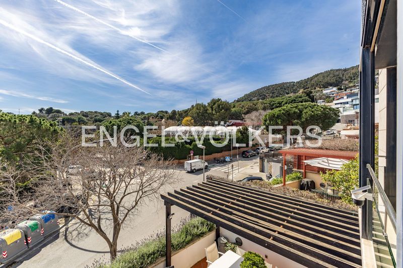 Foto d4b74873-4dcc-4c62-bfe0-3b2cd48c685e. Casa adossada amb calefacció aparcament piscina a Barcelona