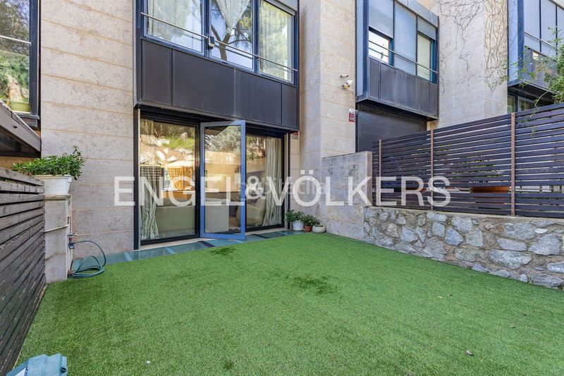 Foto d75f8de4-6de8-4025-9447-fa32ec843476. Casa adossada amb calefacció aparcament piscina a Barcelona