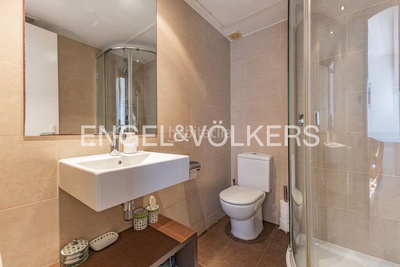 Foto db326045-9486-4539-8f4d-e8fb76f556fd. Casa adossada amb calefacció aparcament piscina a Barcelona