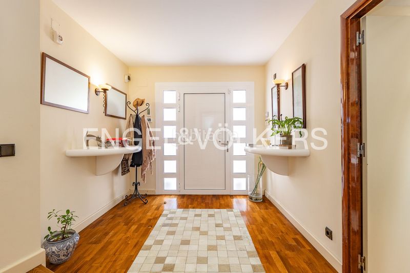 Foto dcf809e2-236a-4f51-9bb2-25a8996cd554. Casa adossada amb calefacció aparcament piscina a Barcelona