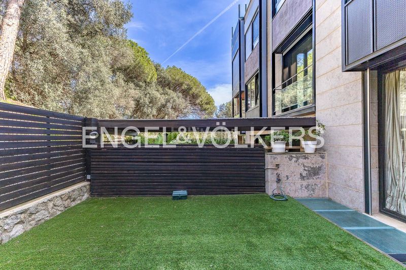Foto fa36e4d3-44c5-4811-a484-2729825098cc. Casa adossada amb calefacció aparcament piscina a Barcelona