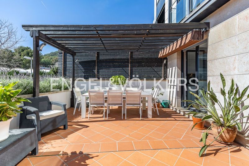 Foto fff0771f-c918-44b4-9a1d-fce0ad04f2da. Casa adossada amb calefacció aparcament piscina a Barcelona
