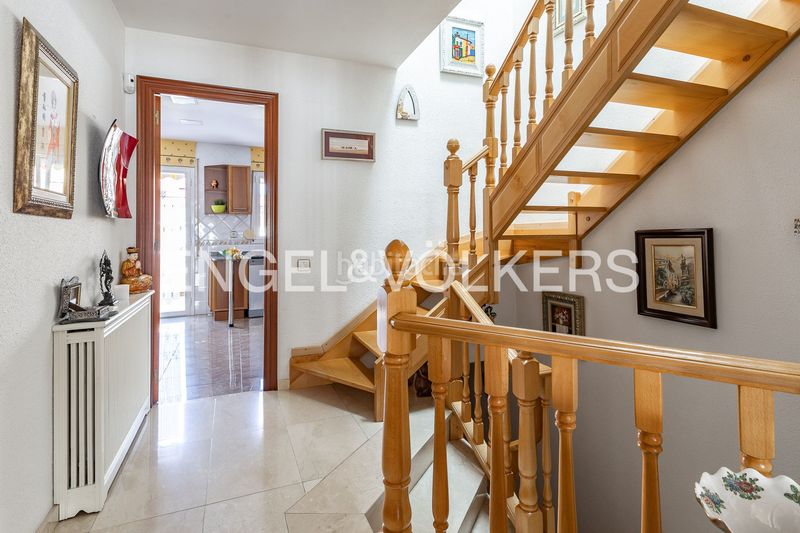 Foto 0cc6ea18-b1b7-4a01-8815-2908db44640a. Casa adossada amb calefacció aparcament piscina a Barcelona