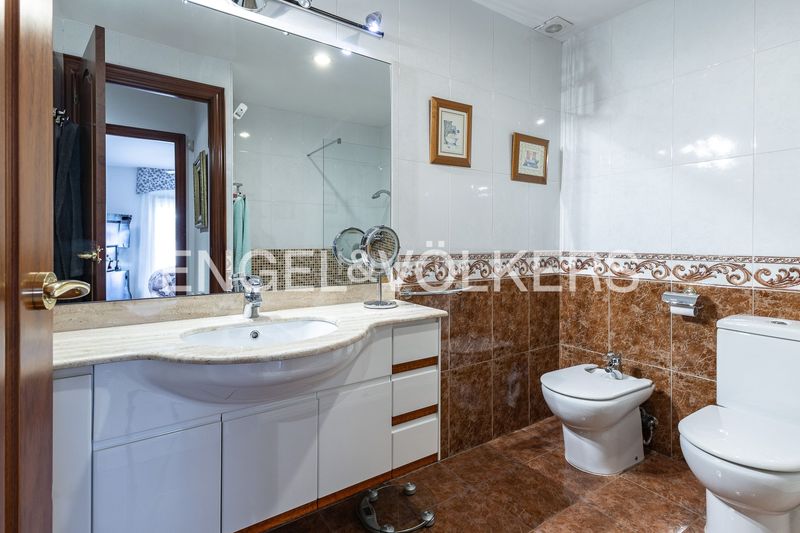 Foto 35768d79-2248-4818-91a6-b7c225dd23bf. Casa adossada amb calefacció aparcament piscina a Barcelona