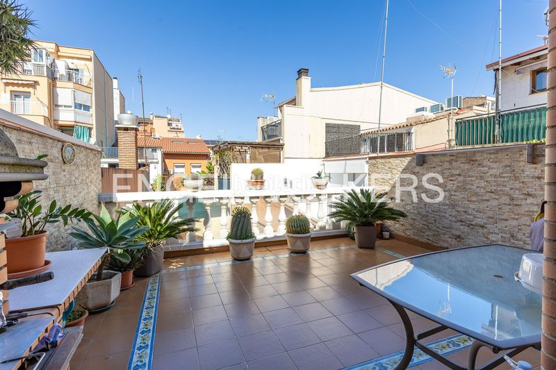 Foto 3fdaf50e-3080-49fd-8f34-c1d2bf7f5fe0. Casa adossada amb calefacció aparcament piscina a Barcelona