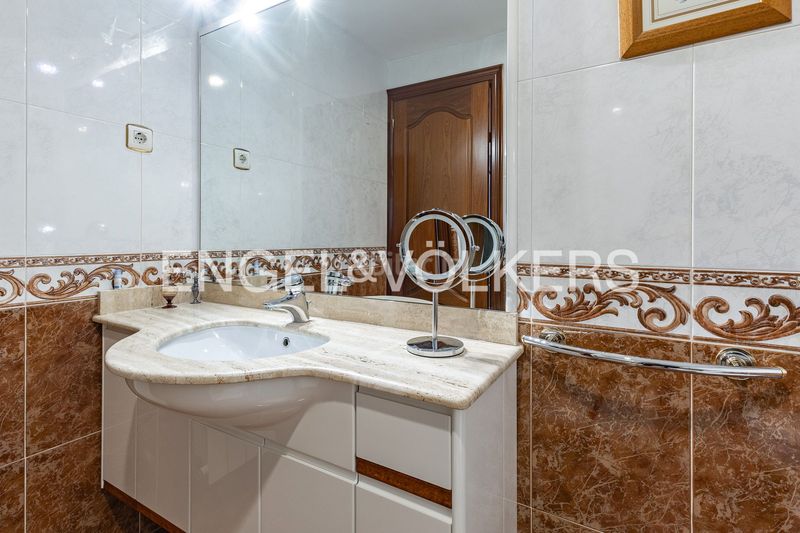 Foto 488fca7a-ba9d-4945-bf24-6d6c857d0ffe. Casa adossada amb calefacció aparcament piscina a Barcelona