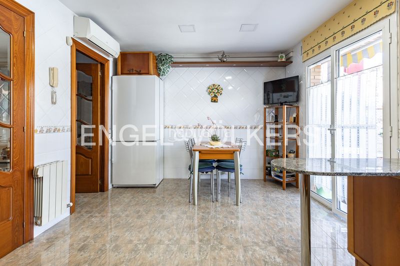 Foto 7bd4e8b6-7d5c-435a-beb2-767066a0fe4f. Casa adossada amb calefacció aparcament piscina a Barcelona