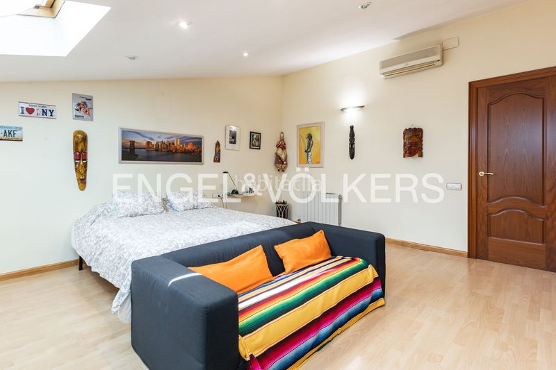 Foto 96cc7643-e411-4e0b-88de-229882477ca3. Casa adossada amb calefacció aparcament piscina a Barcelona