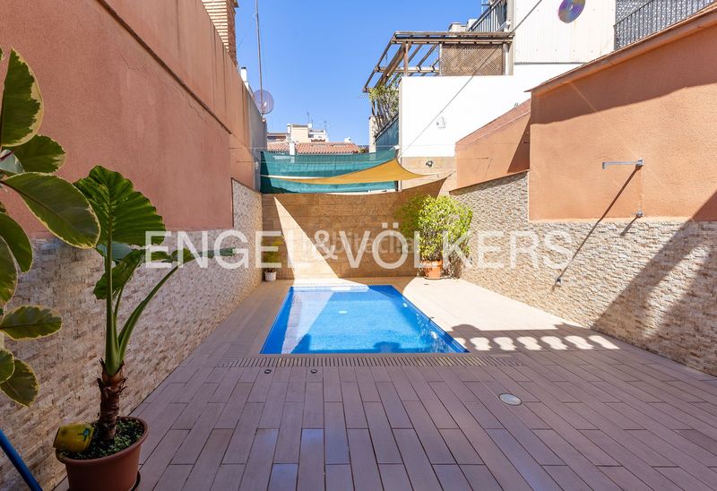 Foto a1c6f64d-285e-4b6c-9818-5e7c5e1f09d9. Casa adossada amb calefacció aparcament piscina a Barcelona