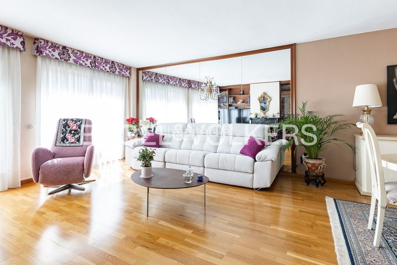 Foto b3b45cbe-bb58-4d8b-b3e6-896202293fd1. Casa adossada amb calefacció aparcament piscina a Barcelona