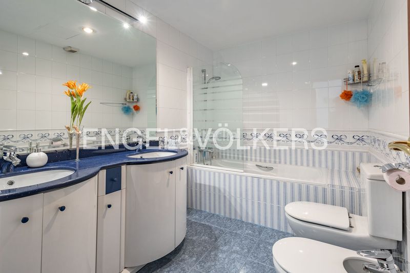 Foto d2fa29af-2b4d-4bfc-b6d0-8e2cbef727bd. Casa adossada amb calefacció aparcament piscina a Barcelona
