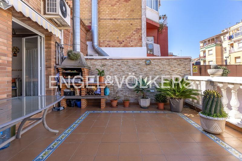 Foto e1c8c7f3-c403-4808-acbe-5cf222006d27. Casa adossada amb calefacció aparcament piscina a Barcelona