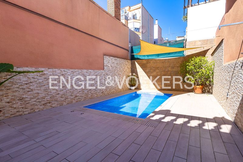 Foto f7d6c1e4-8a9e-4cfa-91a0-f6b718ee4d0b. Casa adossada amb calefacció aparcament piscina a Barcelona